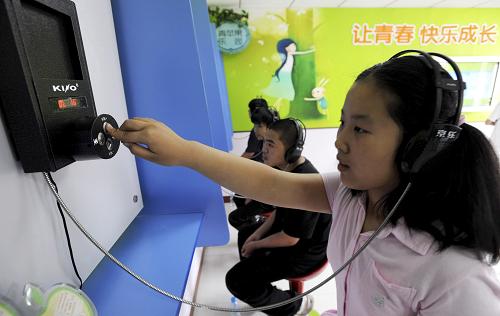 7月5日,青少年使用青春自護視聽機學(xué)習(xí)青春健康知識。 當日,天津市首家青少年健康成長服務(wù)中心正式在河西區(qū)揭牌運營。該服務(wù)中心設(shè)有青蘋果樂園、親子心部落、陽光訓(xùn)練室、多功能教室、青春健康部和青春知識長廊6個服務(wù)陣地。20余名心理、法律、形體等相關(guān)領(lǐng)域的志愿者,分別為不同年齡段、不同特點、不同需求的青少年提供心靈傾聽、法律維權(quán)、形體訓(xùn)練、自護教育、互動交流、青春期教育等服務(wù)。新華社發(fā)(王鯤 攝)