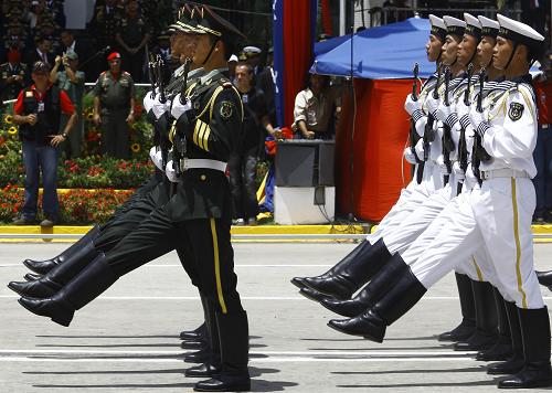 7月5日,中國人民解放軍儀仗隊(duì)在委內(nèi)瑞拉首都加拉加斯舉行的閱兵儀式上亮相。應(yīng)委內(nèi)瑞拉國防部邀請(qǐng),中國人民解放軍儀仗隊(duì)一行參加了5日舉行的委內(nèi)瑞拉《獨(dú)立宣言》簽署200周年暨武裝力量日慶典閱兵儀式。新華社發(fā)(胡安·卡洛斯·赫爾南德斯 攝)