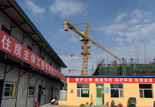 這是內(nèi)蒙古鄂爾多斯市東勝區(qū)鼎晨集團(tuán)保障房建設(shè)現(xiàn)場(chǎng)(7月12日攝)。2011年,內(nèi)蒙古自治區(qū)保障性安居工程平穩(wěn)推進(jìn),在堅(jiān)持政府主導(dǎo)的原則下,明確土地供應(yīng)計(jì)劃,注重發(fā)揮市場(chǎng)作用、拓寬資金渠道,調(diào)動(dòng)社會(huì)力量參與保障性安居工程建設(shè)。全年各類(lèi)保障性安居工程建設(shè)任務(wù)為44.54萬(wàn)套,截至6月底,共開(kāi)工27.39萬(wàn)套,開(kāi)工率達(dá)61.5%。新華社記者 張領(lǐng) 攝