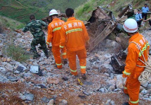 7月11日,消防官兵在云南省魯?shù)榭h小客車墜崖事故現(xiàn)場進行搜救。 7月11日,云南昭通魯?shù)榭h發(fā)生載人小客車墜崖事故,造成8人死亡,10人受傷。事故的具體原因仍在調(diào)查中。新華社發(fā)(張廣玉 攝)
