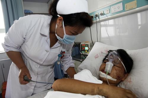 7月12日,云南省魯?shù)榭h小客車墜崖事故受傷人員(右)在昭通市第一人民醫(yī)院接受治療。 7月11日,云南昭通魯?shù)榭h發(fā)生載人小客車墜崖事故,造成8人死亡,10人受傷。事故的具體原因仍在調(diào)查中。新華社發(fā)(張廣玉 攝)