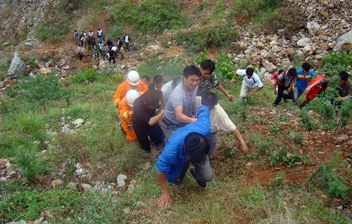 7月11日,消防官兵和救援人員在云南省魯?shù)榭h小客車墜崖事故現(xiàn)場進行搜救。 7月11日,云南昭通魯?shù)榭h發(fā)生載人小客車墜崖事故,造成8人死亡,10人受傷。事故的具體原因仍在調(diào)查中。新華社發(fā)(張廣玉 攝)