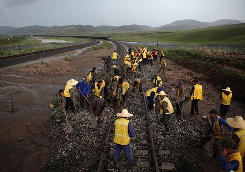 7月13日,內(nèi)蒙古通遼鐵路工務(wù)段鐵路工人在搶通鐵路。當(dāng)日13時(shí)45分,沈陽(yáng)鐵路局通遼至霍林河區(qū)間,遭遇大暴雨,并引發(fā)山體溜坍,造成多處區(qū)間中斷行車。經(jīng)內(nèi)蒙古通遼鐵路工務(wù)段120名鐵路工人全力搶修,截至16時(shí)20分,因大暴雨而中斷2個(gè)多小時(shí)的鐵路恢復(fù)通車。新華社發(fā)(宮文波 攝)