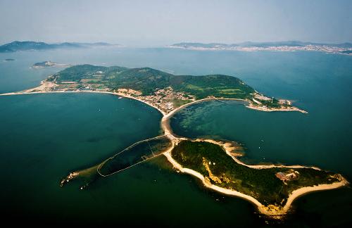 這是記者7月11日航拍的山東省長島縣廟島,目測觀察未發(fā)現(xiàn)海面有明顯油膜。國家海洋局北海分局和農(nóng)業(yè)部黃渤海區(qū)漁業(yè)生態(tài)環(huán)境監(jiān)測中心出具的最新檢測結(jié)果表明,中海油蓬萊19-3油田溢油事故發(fā)生后,已經(jīng)造成周邊3400平方公里海域由第一類水質(zhì)下降為第三、四類水質(zhì),這一污染外緣線尚未達到油田周邊山東、河北、天津等地管轄的近岸12海里(約22公里)海域,距離較近的山東省長島縣近岸海域水質(zhì)石油類含量尚未超標(biāo)。新華社記者 郭緒雷 攝