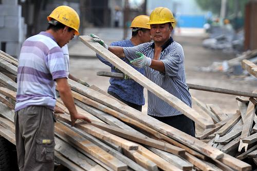 7月14日,工人在太原保障性住房項目——太鐵佳苑建設(shè)工地上施工。當日是頭伏第一天,山西省各個保障房建設(shè)工地上的建設(shè)者經(jīng)受著高溫“烤”驗,奮戰(zhàn)在施工工地。據(jù)了解,目前,山西省新開工建設(shè)城鎮(zhèn)保障性住房26.5萬多套,開工率為88.5%。新華社記者 詹彥 攝