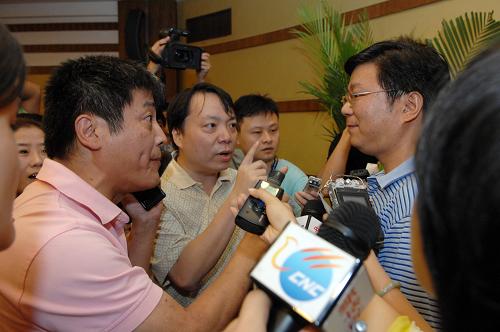 7月15日,杭州市交通局副局長在會后被記者圍堵。此次新聞發(fā)布會只持續(xù)了4分鐘,交通局副局長在通報基本情況后匆匆離去,現(xiàn)場媒體圍堵提問,錢江三橋建成后是否通過驗收,該負責人未予回答。當日上午,杭州市召開新聞通報會,通報錢江三橋南引橋事故情況。當日上午凌晨,杭州錢江三橋引橋主橋面右側車道橋面突然塌落,一輛重型半掛車從橋面墜落,車上貨物墜落至濱盛路匝道。新華社記者 鞠煥宗 攝