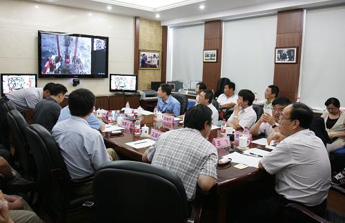 7月26日,在國(guó)家海洋局“蛟龍”號(hào)海試陸基保障中心,海試領(lǐng)導(dǎo)小組成員通過視頻連線監(jiān)控海試現(xiàn)場(chǎng)情況。北京時(shí)間7月26日上午,中國(guó)載人深潛5000米級(jí)海試現(xiàn)場(chǎng)傳來捷報(bào),“蛟龍”號(hào)在第二次下潛試驗(yàn)中成功突破5000米水深大關(guān),并成功回收至“向陽(yáng)紅09”船。經(jīng)確認(rèn),此次下潛試驗(yàn)完成了既定目標(biāo),最大下潛深度達(dá)到5057米,創(chuàng)造了中國(guó)載人深潛新的歷史。新華社記者 羅沙 攝