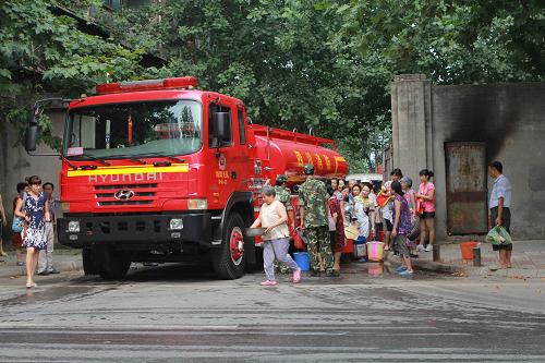 7月27日,四川綿陽市民在街頭排隊打水。綿陽市政府26日發(fā)布通告,阿壩州松潘縣一電解錳廠21日受暴雨影響,礦渣流入涪江,綿陽市26日監(jiān)測出涪江江油、綿陽段水質(zhì)錳和氨氮超標(biāo),提醒市民不要飲用自來水。目前,綿陽市已采取集中送水、調(diào)度成品水等方式,解決飲用水問題。新華社發(fā)