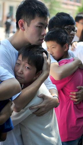 8月2日,臨行前臺(tái)灣支教大學(xué)生與蘭州市第二十四中學(xué)的學(xué)生們相擁告別。新華社記者 張錳 攝
