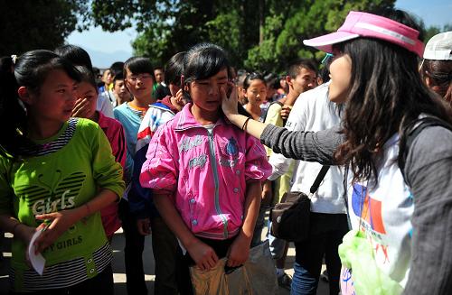 8月2日,臨行前一名臺(tái)灣支教大學(xué)生(右)為蘭州市第二十四中學(xué)的一名學(xué)生擦拭眼淚。新華社記者 張錳 攝