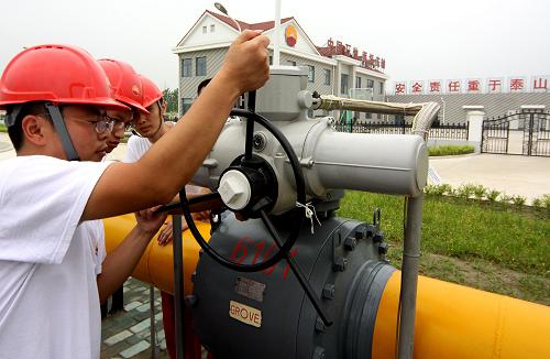 8月2日,在“西氣東輸”南通分輸站,工作人員打開管道控制閥開始輸氣。 當(dāng)日,中石油“西氣東輸”管道(銷售)公司正式向江蘇南通供應(yīng)天然氣,南通市民可以用上純凈的天然氣。南通天然氣利用一期工程是國(guó)家“西氣東輸”工程下游城市用氣項(xiàng)目之一,屬蘇中支線。新華社發(fā)(尤煉 攝)