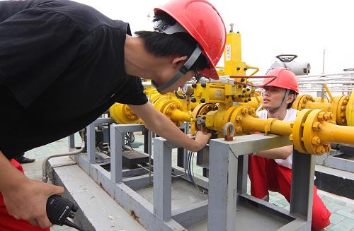 8月2日,在“西氣東輸”南通分輸站,工作人員檢查管道輸氣情況。 當(dāng)日,中石油“西氣東輸”管道(銷售)公司正式向江蘇南通供應(yīng)天然氣,南通市民可以用上純凈的天然氣。南通天然氣利用一期工程是國(guó)家“西氣東輸”工程下游城市用氣項(xiàng)目之一,屬蘇中支線。新華社發(fā)(尤煉 攝)