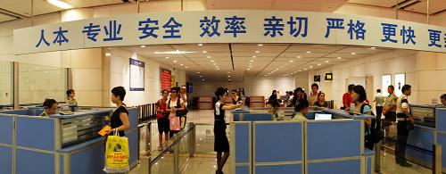8月15日,來自蒙古國的旅客通過呼和浩特白塔國際機(jī)場邊防檢查站的入境快速通道入境。內(nèi)蒙古與蒙古國、俄羅斯的邊境線長達(dá)4400多公里,共有陸地、鐵路和航空口岸12個。近期,內(nèi)蒙古公安邊防總隊所屬的12個對蒙古國、俄羅斯的邊防檢查站全面開展提高服務(wù)質(zhì)量行動,各口岸采用邊檢提速、微笑服務(wù)、智能通關(guān)、外語培訓(xùn)等20多項措施,提高服務(wù)質(zhì)量,樹立中國邊檢良好形象。新華社記者 趙婷婷 攝
