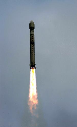 這是8月16日拍攝的衛(wèi)星發(fā)射升空的照片。8月16日6時57分,我國在太原衛(wèi)星發(fā)射中心用“長征四號乙”運(yùn)載火箭,成功將“海洋二號”衛(wèi)星送入太空。 新華社記者 殷博古 攝