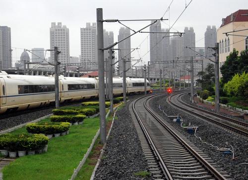 8月16日,一列京津城際列車駛出天津站。當(dāng)日起,京津間城際高鐵列車時(shí)速由350公里調(diào)整為300公里,京津城際列車票價(jià)也隨之下浮。降低時(shí)速后,天津到北京全程運(yùn)行為33分鐘,比調(diào)整前延長了3分鐘。降速后的京津城際列車實(shí)行新時(shí)刻、新票價(jià),一、二等座票價(jià)比原來低3元,特等座票價(jià)低5元。新華社發(fā)(張超群 攝)