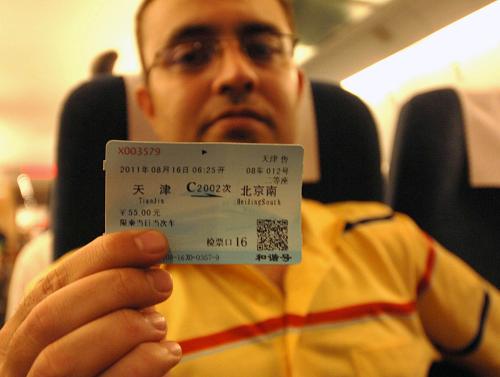 8月16日,一位外籍乘客在列車上展示降速首日京津城際二等座車票。當(dāng)日起,京津間城際高鐵列車時(shí)速由350公里調(diào)整為300公里,京津城際列車票價(jià)也隨之下浮。降低時(shí)速后,天津到北京全程運(yùn)行為33分鐘,比調(diào)整前延長了3分鐘。降速后的京津城際列車實(shí)行新時(shí)刻、新票價(jià),一、二等座票價(jià)比原來低3元,特等座票價(jià)低5元。新華社發(fā)(張超群 攝)
