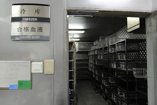 當(dāng)下正值獻(xiàn)血淡季,北京市紅十字血液中心血庫(kù)里很多存儲(chǔ)血液的架子已經(jīng)空了(8月10日攝)。新華社記者 李文 攝