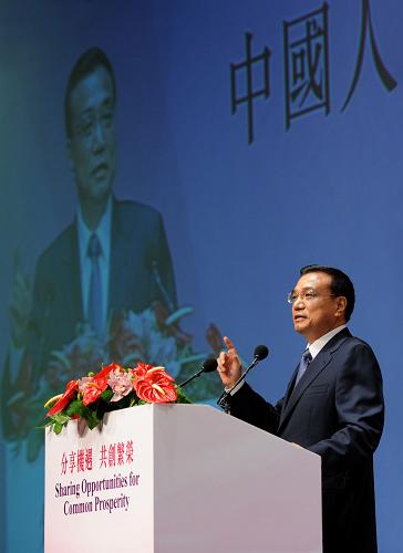 8月17日,中共中央政治局常委、國務(wù)院副總理李克強在香港出席國家“十二五”規(guī)劃與兩地經(jīng)貿(mào)金融合作發(fā)展論壇。這是李克強發(fā)表主題演講。新華社記者馬占成攝