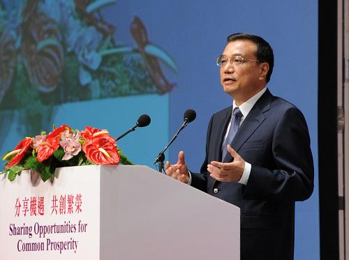 8月17日,中共中央政治局常委、國務(wù)院副總理李克強在香港出席國家“十二五”規(guī)劃與兩地經(jīng)貿(mào)金融合作發(fā)展論壇。這是李克強發(fā)表主題演講。新華社記者 馬占成 攝