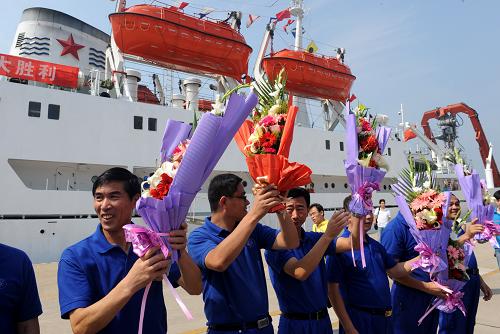 8月23日,“向陽紅09”船員在青島中苑碼頭受到歡迎。當日,圓滿完成我國載人深潛5000米級海試任務的“蛟龍?zhí)?#8221;深潛器母船――“向陽紅09”船返回青島。據(jù)介紹,“蛟龍?zhí)?#8221;載人深潛器5000米級海試任務7月1日開始,歷時49天,航程1萬余海里,于8月18日順利返回江蘇江陰蘇南國際碼頭,共有來自13家單位的96名科研人員參加海試任務,科研人員在三個實驗海區(qū)進行了5次下潛作業(yè),共有8人完成15人次下潛,下潛深度分別為4027米、5057米、5188米、5184米和5180米。國家海洋局北海分局介紹,5000米級海試的完成,標志著我國具備了到達全球70%以上海洋深處進行作業(yè)的能力,是我國海洋科技發(fā)展史上一座新的里程碑。新華社記者 李紫恒 攝
