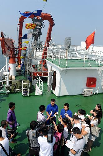 8月23日,兩名潛航員在“向陽紅09”船尾接受媒體采訪。新華社記者 李紫恒 攝