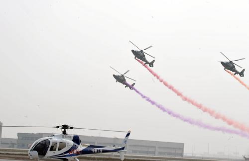 9月15日,中國人民解放軍陸航飛行表演隊的3架直-9進行空中開花飛行表演。當日,中國(天津)國際直升機博覽會在天津濱海新區(qū)空港經(jīng)濟區(qū)開幕,展區(qū)面積9.4萬平方米。展會吸引了超過200家直升機產(chǎn)業(yè)相關參展商報名,還有20架直升機現(xiàn)場展示,14架進行飛行表演。此次博覽會是亞洲地區(qū)首個直升機專業(yè)展會,同時也是目前中國唯一由國務院批準的直升機專業(yè)展會。新華社記者 岳月偉 攝