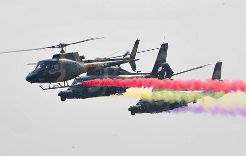 9月15日,中國人民解放軍陸航飛行表演隊的3架直升機進行空中飛行表演。當日,中國(天津)國際直升機博覽會在天津濱海新區(qū)空港經(jīng)濟區(qū)開幕,展區(qū)面積9.4萬平方米。展會吸引了超過200家直升機產(chǎn)業(yè)相關參展商報名,還有20架直升機現(xiàn)場展示,14架進行飛行表演。此次博覽會是亞洲地區(qū)首個直升機專業(yè)展會,同時也是目前中國唯一由國務院批準的直升機專業(yè)展會。新華社記者 劉海峰 攝