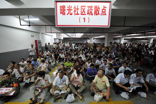9月15日,演習中的“撤離人員”集中在指定疏散點等候解除防空警報。當日下午15時,浙江省暨杭州市城市應(yīng)急應(yīng)戰(zhàn)救援和跨區(qū)域支援研究性演習(代號浙江“金盾-11”)在杭州西湖區(qū)、臨安市等五個點同步舉行。來自江蘇、上海和浙江杭州、嘉興、湖州、紹興四市的1.5萬多人參加了演習。新華社發(fā)(李忠 攝)