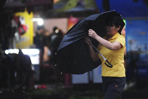 9月29日早晨,一名行人撐傘頂風(fēng)冒雨艱難行走在瓊海街頭。 臺(tái)風(fēng)“納沙”挾風(fēng)暴潮步步逼近粵瓊交界,并可能于29日下午到夜間在廣東到海南之間沿海地區(qū)登陸。海南省氣象臺(tái)已發(fā)布臺(tái)風(fēng)紅色預(yù)警。 據(jù)了解,受“納沙”影響,海南多地29日至30日將有暴雨到大暴雨,局部地區(qū)有特大暴雨。29日凌晨4時(shí)許,海南省瓊海市開始刮起陣陣強(qiáng)風(fēng),目前風(fēng)力在不斷升級(jí),街道上不少樹木被連根拔起。新華社發(fā)(蒙鐘德 攝)