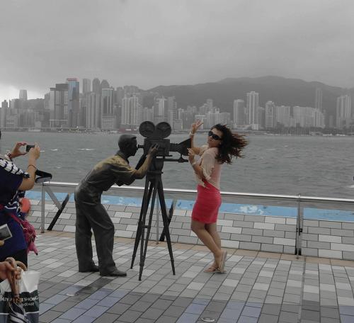 9月29日,游客在維多利亞港留影。當日,受臺風“納沙”影響,香港天文臺發(fā)出8號東南烈風或暴風信號。香港多項活動及交通服務因惡劣天氣而受影響。新華社發(fā)(何靖嘉 攝)