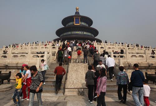 10月4日,游客在北京天壇公園游覽。 10月7日晚7時(shí),全國(guó)假日旅游部際協(xié)調(diào)會(huì)議辦公室發(fā)布2011年國(guó)慶節(jié)第7號(hào)假日旅游信息通報(bào),10月1日—7日國(guó)慶節(jié)黃金周期間,全國(guó)納入監(jiān)測(cè)的119個(gè)直報(bào)景區(qū)點(diǎn)共接待游客2433.38萬(wàn)人次,同比增長(zhǎng)8.84%;旅游收入124649.81萬(wàn)元,同比增長(zhǎng)10.57%。 新華社發(fā)(梁志強(qiáng) 攝)