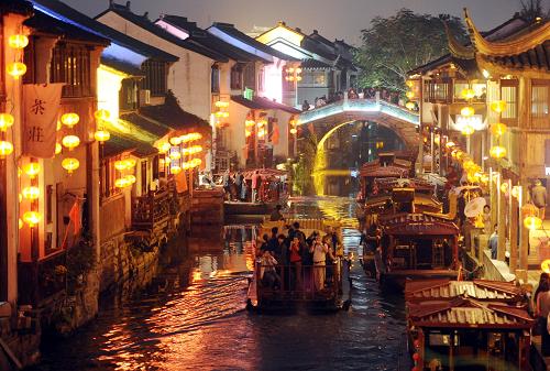 10月6日,游客在蘇州古山塘觀賞夜景。 10月7日晚7時(shí),全國(guó)假日旅游部際協(xié)調(diào)會(huì)議辦公室發(fā)布2011年國(guó)慶節(jié)第7號(hào)假日旅游信息通報(bào),10月1日—7日國(guó)慶節(jié)黃金周期間,全國(guó)納入監(jiān)測(cè)的119個(gè)直報(bào)景區(qū)點(diǎn)共接待游客2433.38萬(wàn)人次,同比增長(zhǎng)8.84%;旅游收入124649.81萬(wàn)元,同比增長(zhǎng)10.57%。 新華社發(fā)(杭興微 攝)