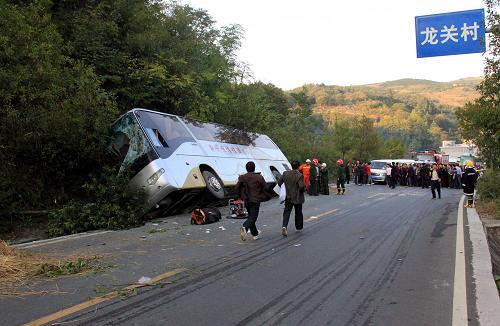 這是10月16日拍攝的車禍?zhǔn)鹿尸F(xiàn)場。10月16日15時40分左右,一輛載有49人從湖南張家界市開往鳳凰縣的“鄂D08102”湖北荊州恒信旅游公司大巴車,行駛至S306永順縣青坪鎮(zhèn)龍關(guān)村路段時發(fā)生側(cè)翻,導(dǎo)致10人死亡,33人不同程度受傷,永順縣300多名干群積極搶險救人。新華社發(fā)(鐘宏亮 攝)