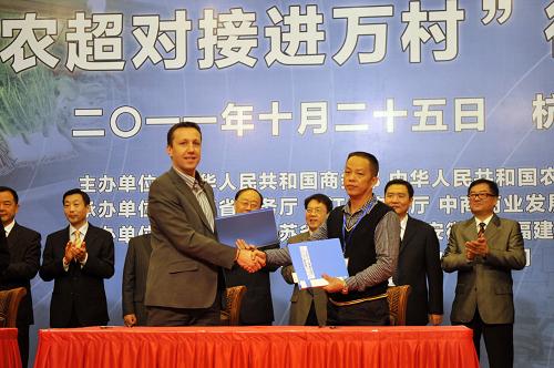 10月25日,一大型連鎖超市代表(前左)與福建周福龍蜜柚專業(yè)合作社代表在啟動儀式上簽署合作協(xié)議。當(dāng)日,“全國農(nóng)超對接進(jìn)萬村”行動啟動儀式在浙江省杭州市舉行。此次“全國農(nóng)超對接進(jìn)萬村”行動將分華東、華北、東北、華南、華中、西北6個片區(qū)開展,為期3個月。在首場華東片區(qū)活動中,共有來自全國10家大型連鎖超市、華東片區(qū)8個省、直轄市的36家區(qū)域性連鎖超市和75家農(nóng)民專業(yè)合作社參加,12家連鎖超市與12家農(nóng)民專業(yè)合作社在儀式上簽署合作協(xié)議。新華社記者 鞠煥宗 攝