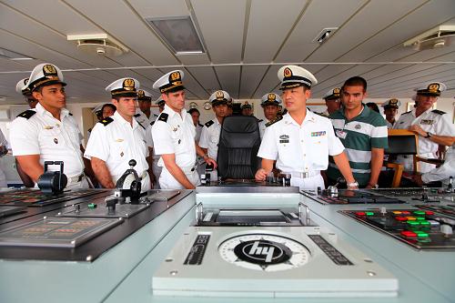 10月24日,古巴海軍官兵在“和平方舟”號醫(yī)院船上參觀。連日來,正在古巴進行友好訪問的中國海軍“和平方舟”號醫(yī)院船官兵與古巴軍隊官兵展開多項友好交流活動。中古兩國海軍官兵通過高層互訪、醫(yī)學(xué)交流、相互參觀艦船和體育比賽等活動,進一步增進了相互間的了解,加深了友誼。“和平方舟”醫(yī)院船于當(dāng)?shù)貢r間21日抵達古巴哈瓦那港,開始為期5天的友好訪問,將于當(dāng)?shù)貢r間26日離開哈瓦那,前往拉美四國之行的第二站——牙買加,進行友好訪問和醫(yī)療服務(wù)。新華社記者 查春明 攝