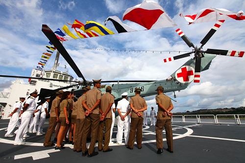 10月24日,古巴軍隊官兵在“和平方舟”號醫(yī)院船上參觀艦載醫(yī)療救護直升機。連日來,正在古巴進行友好訪問的中國海軍“和平方舟”號醫(yī)院船官兵與古巴軍隊官兵展開多項友好交流活動。中古兩國海軍官兵通過高層互訪、醫(yī)學(xué)交流、相互參觀艦船和體育比賽等活動,進一步增進了相互間的了解,加深了友誼。“和平方舟”醫(yī)院船于當(dāng)?shù)貢r間21日抵達古巴哈瓦那港,開始為期5天的友好訪問,將于當(dāng)?shù)貢r間26日離開哈瓦那,前往拉美四國之行的第二站——牙買加,進行友好訪問和醫(yī)療服務(wù)。新華社記者 查春明 攝
