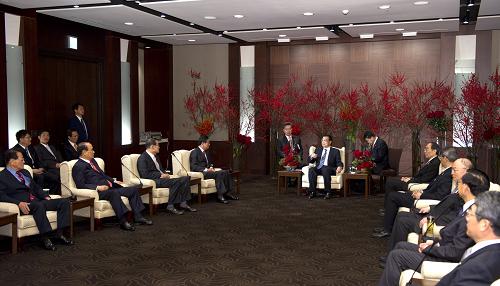 10月27日,中國國務(wù)院副總理李克強在首爾會見韓中友好協(xié)會、韓中親善協(xié)會、21世紀韓中交流協(xié)會、韓中文化協(xié)會、韓中經(jīng)濟協(xié)會、韓中交流協(xié)會、韓中親善友好協(xié)會等韓國友好團體負責人。新華社記者 黃敬文 攝