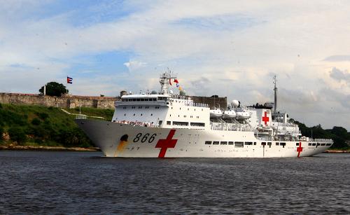10月26日,中國海軍“和平方舟”號醫(yī)院船駛離古巴哈瓦那港口。當?shù)貢r間26日下午14時,執(zhí)行“和諧使命-2011”任務(wù)的中國海軍“和平方舟”號醫(yī)院船圓滿完成對古巴為期5天的友好訪問,離開古巴哈瓦那港,前往牙買加進行友好訪問和醫(yī)療服務(wù)。古巴海軍在碼頭舉行歡送儀式,中國駐古巴大使劉玉琴和古巴海軍代表等在碼頭歡送“和平方舟”號醫(yī)院船。我駐古巴使館工作人員、華人華僑和留學生代表,揮舞著五星紅旗同來訪的海軍官兵依依惜別。“和平方舟”號醫(yī)院船預(yù)計于10月29日抵達出訪拉美四國的第二站——牙買加。新華社記者 張泳 攝