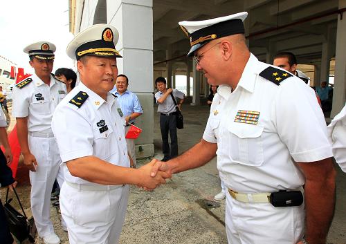 10月26日,指揮員邱延鵬少將(左二)在古巴哈瓦那碼頭與古巴海軍代表話別。當?shù)貢r間26日下午14時,執(zhí)行“和諧使命-2011”任務(wù)的中國海軍“和平方舟”號醫(yī)院船圓滿完成對古巴為期5天的友好訪問,離開古巴哈瓦那港,前往牙買加進行友好訪問和醫(yī)療服務(wù)。古巴海軍在碼頭舉行歡送儀式,中國駐古巴大使劉玉琴和古巴海軍代表等在碼頭歡送“和平方舟”號醫(yī)院船。我駐古巴使館工作人員、華人華僑和留學生代表,揮舞著五星紅旗同來訪的海軍官兵依依惜別。“和平方舟”號醫(yī)院船預(yù)計于10月29日抵達出訪拉美四國的第二站——牙買加。新華社記者 查春明 攝