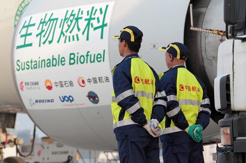 10月28日,在北京首都機場,執(zhí)行首次航空生物燃料試飛的波音747客機等待加油。當日,國航一架747客機在空中飛行燃燒了10多噸生物燃油后,平穩(wěn)地降落在北京首都機場的跑道上,中國首次航空生物燃料用于客機試飛取得成功。飛機上燃燒的不僅有從石油中提煉出的航空煤油,還有從植物果實中提煉出的生物燃油。新華社發(fā)(荊雷 攝)