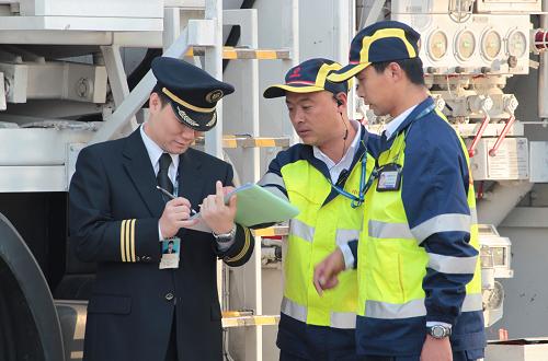 10月28日,在北京首都機場,執(zhí)行首次航空生物燃料試飛的波音747客機完成加油任務(wù),工作人員與機長進行起飛前的工作交接。當日,國航一架747客機在空中飛行燃燒了10多噸生物燃油后,平穩(wěn)地降落在北京首都機場的跑道上,中國首次航空生物燃料用于客機試飛取得成功。飛機上燃燒的不僅有從石油中提煉出的航空煤油,還有從植物果實中提煉出的生物燃油。新華社發(fā)(荊雷 攝)
