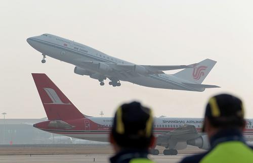 10月28日,執(zhí)行首次航空生物燃料試飛的波音747客機在北京首都機場起飛。當日,國航一架747客機在空中飛行燃燒了10多噸生物燃油后,平穩(wěn)地降落在北京首都機場的跑道上,中國首次航空生物燃料用于客機試飛取得成功。飛機上燃燒的不僅有從石油中提煉出的航空煤油,還有從植物果實中提煉出的生物燃油。新華社發(fā)(荊雷 攝)