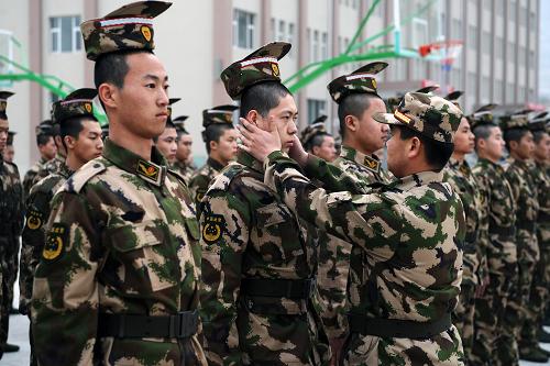 12月19日,消防新兵們在練習(xí)軍姿。當(dāng)日,山西省入伍消防新兵在太原市消防培訓(xùn)基地開始接受為期三個月的集訓(xùn)。經(jīng)過嚴(yán)格的業(yè)務(wù)理論、救護(hù)常識、專業(yè)技能培訓(xùn)和體能訓(xùn)練后,他們將被分配至山西省各地消防部隊(duì)。新華社記者 范敏達(dá) 攝