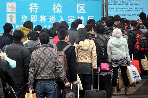 1月17日,旅客排隊(duì)依次進(jìn)入鄭州火車(chē)站候車(chē)大廳外的安檢區(qū)。進(jìn)入春運(yùn)以來(lái),鄭州火車(chē)站各項(xiàng)應(yīng)急措施和便民服務(wù)設(shè)施運(yùn)轉(zhuǎn)正常,車(chē)站乘降秩序良好。目前,全站各個(gè)關(guān)鍵崗位已經(jīng)滿負(fù)荷運(yùn)轉(zhuǎn),準(zhǔn)備迎接1月20日至22日春節(jié)前最后一個(gè)客運(yùn)高峰的到來(lái)。新華社記者 王頌 攝
