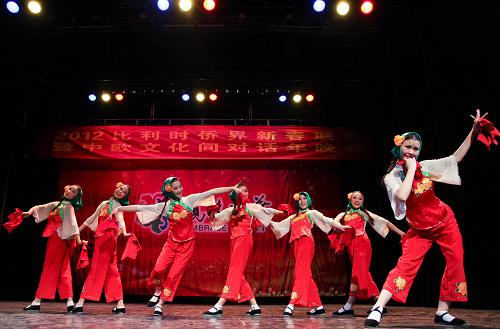 1月16日,在比利時(shí)首都布魯塞爾,中國(guó)僑聯(lián)“親情中華”藝術(shù)團(tuán)的演員表演舞蹈。當(dāng)日,“2012比利時(shí)僑界新春晚會(huì)暨中歐文化間對(duì)話年晚會(huì)”在布魯塞爾美術(shù)館演出廳舉行,由中國(guó)駐比利時(shí)大使館及比利時(shí)僑團(tuán)邀請(qǐng)的“親情中華”藝術(shù)團(tuán)的藝術(shù)家們?yōu)楫?dāng)?shù)厝A僑華人、國(guó)際友人奉獻(xiàn)了一場(chǎng)充滿中華韻味的文化盛宴。新華社記者 閆婷 攝