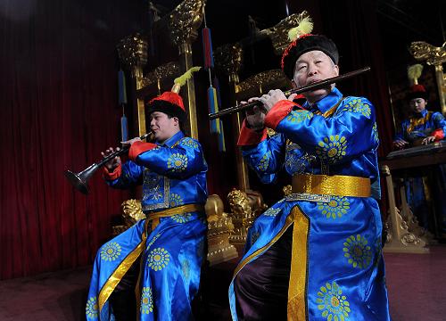 1月17日,身穿清代服飾的老樂師在天壇公園神樂署排練中和韶樂。春節(jié)期間(初一至初五),北京天壇公園將為百姓再現(xiàn)昔日的中和韶樂,強大的演出陣容將為人們帶來全新的視聽享受。韶樂又稱雅樂,起源于西周,為皇家祭天時使用的音樂。韶樂演奏融禮、樂、歌、舞為一體,樂器采用金、石、絲、竹、土、木、匏、革八種材料,古樸典雅。明太祖朱元璋更其名為中和韶樂,沿用至今。新華社記者 何俊昌 攝