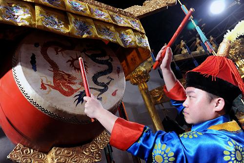1月17日,身穿清代服飾的鼓手在天壇公園神樂署排練中和韶樂。新華社記者 何俊昌 攝