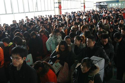 1月20日,前往南京方向的旅客在上?;疖囌緳z票上車。當日,上海鐵路春運迎來客流最高峰,旅客發(fā)送量預(yù)計突破30萬人次。上海火車站、上海虹橋火車站和上海南站三站分流,共加開臨客57對,集中往成都、阜陽、蚌埠等方向。根據(jù)目前的車票預(yù)售統(tǒng)計表,京滬、滬寧杭、甬臺溫、浙贛方向票額充裕,節(jié)中各方向的票額也較充裕。新華社記者 裴鑫 攝