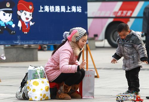 1月20日,回老家江蘇丹陽過年的李英正和兒子在上?;疖囌灸蠌V場上玩耍。當日,上海鐵路春運迎來客流最高峰,旅客發(fā)送量預(yù)計突破30萬人次。上?;疖囌尽⑸虾:鐦蚧疖囌竞蜕虾D险救痉至?,共加開臨客57對,集中往成都、阜陽、蚌埠等方向。根據(jù)目前的車票預(yù)售統(tǒng)計表,京滬、滬寧杭、甬臺溫、浙贛方向票額充裕,節(jié)中各方向的票額也較充裕。新華社記者 裴鑫 攝