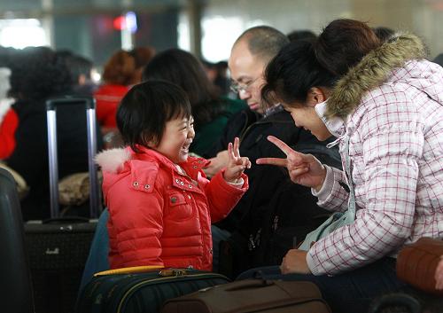 1月20日,一對母女在上?;疖囌竞蜍嚧髲d里做游戲。當日,上海鐵路春運迎來客流最高峰,旅客發(fā)送量預(yù)計突破30萬人次。上?;疖囌?、上海虹橋火車站和上海南站三站分流,共加開臨客57對,集中往成都、阜陽、蚌埠等方向。根據(jù)目前的車票預(yù)售統(tǒng)計表,京滬、滬寧杭、甬臺溫、浙贛方向票額充裕,節(jié)中各方向的票額也較充裕。新華社記者 裴鑫 攝